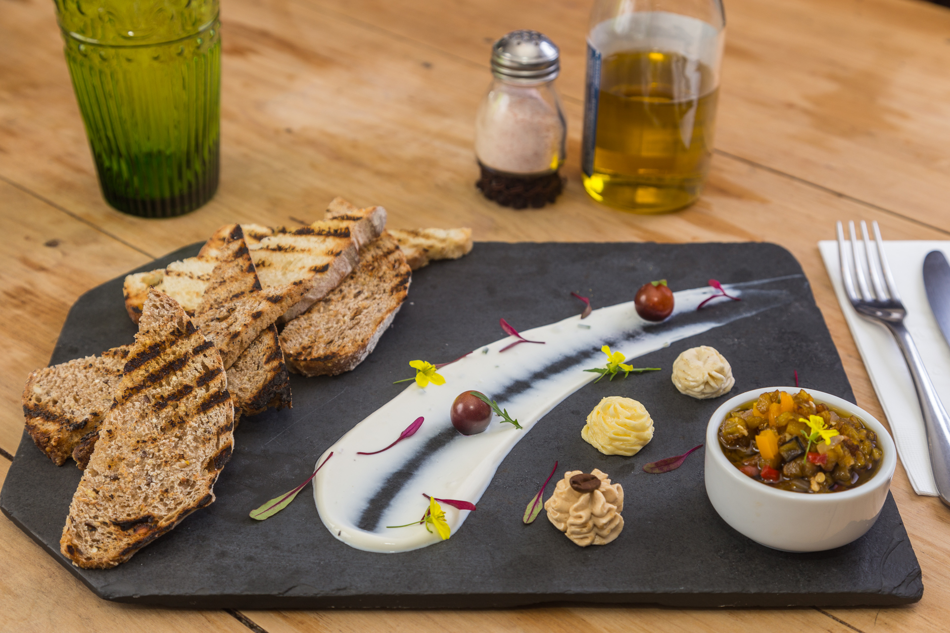 Couvert de pães grelhados, manteigas e chutney