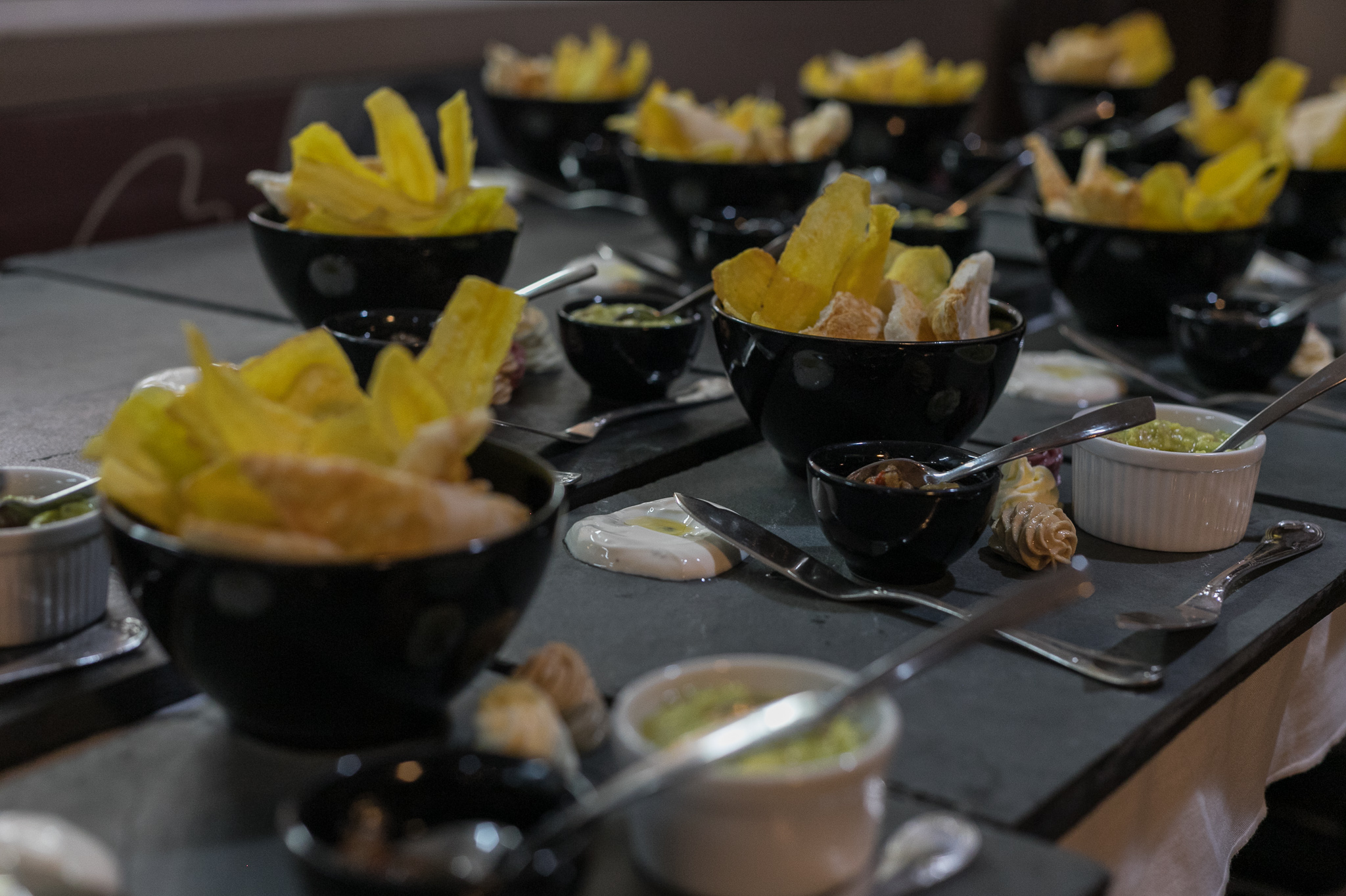Chips e molhos servidos para catering de grande porte