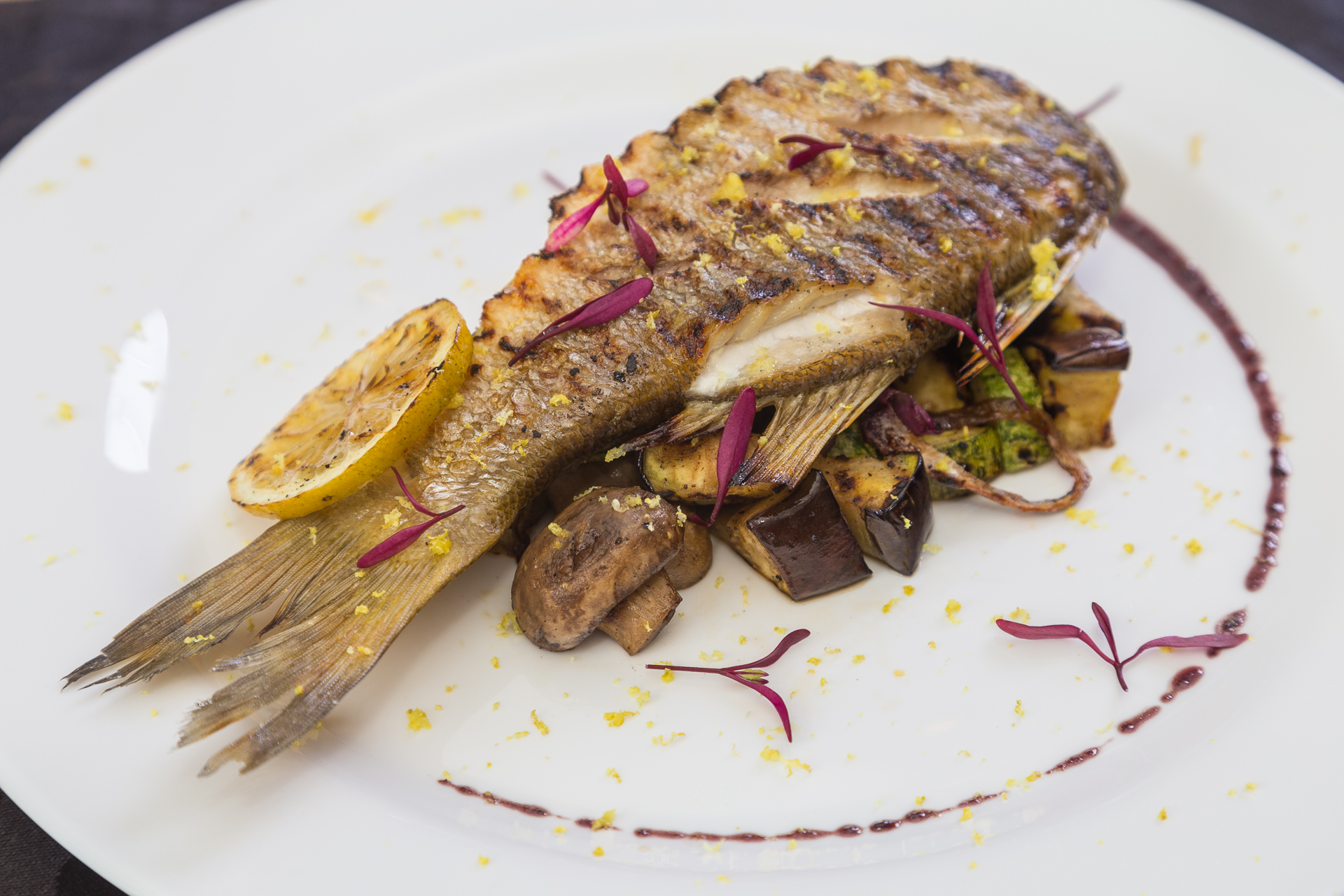 Robalo grelhado com legumes assados e redução