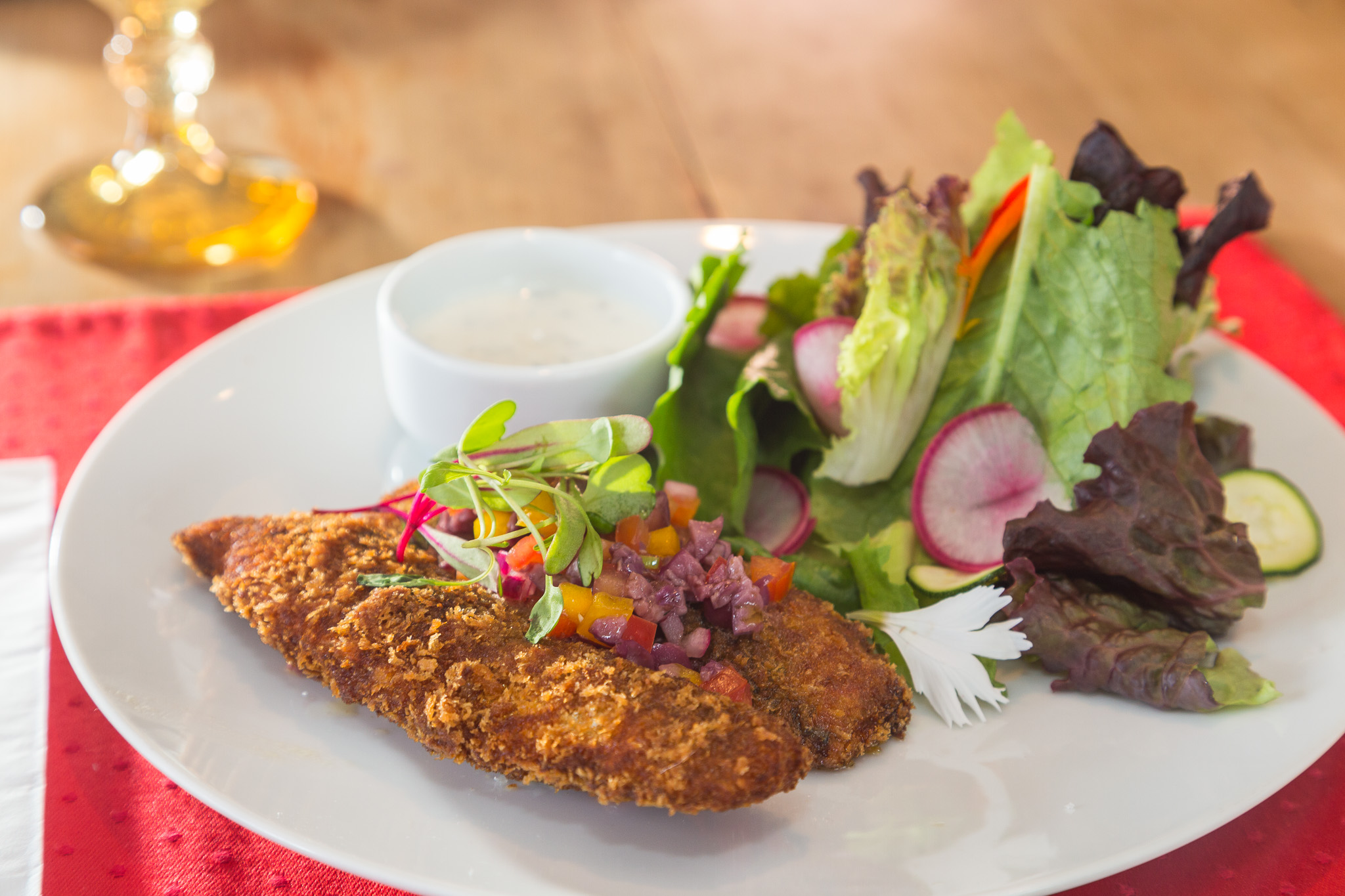 Filé empanado com salada fresca e vinagrete da casa